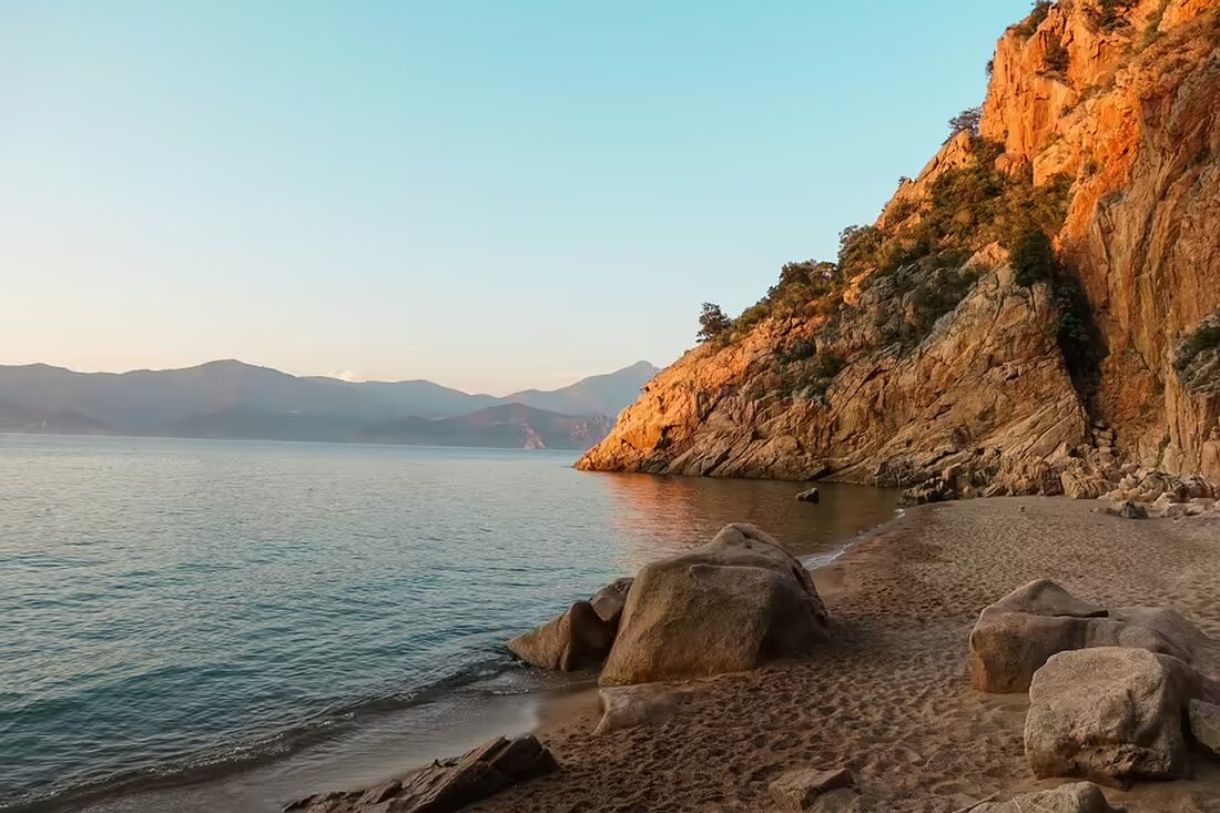 Die Stadt Lienz sucht einen neuen Pächter für das Strandbad Tristacher See. Interessierte können sich bis 30. November 2024 bewerben und mehr über die attraktiven Betriebsräume erfahren.