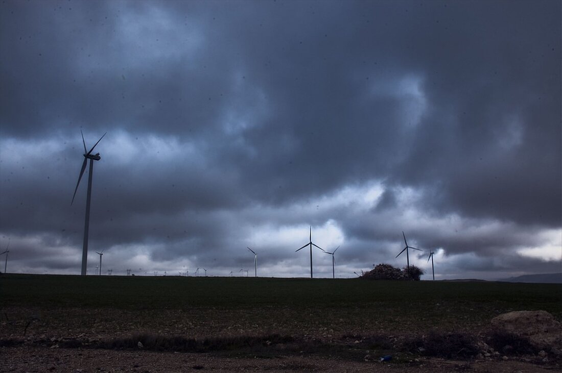 Sturm Bert führt zu tragischen Verlusten in Großbritannien: Mindestens fünf Tote, Überflutungen und massive Verkehrsunterbrechungen. Erfahren Sie mehr über die Folgen dieser Naturkatastrophe.