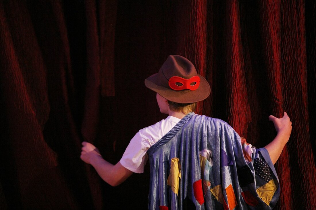 Eine Vorstellung des Stücks "Liebes Arschloch" im Volkstheater endete abrupt, als ein Schauspieler sich das Sprunggelenk brach. Die nächsten Aufführungstermine bleiben ungewiss. Gute Besserung!
