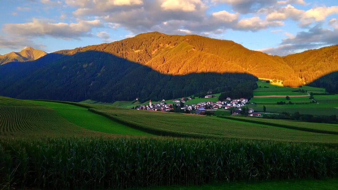 Erleben Sie die Tiroler Bergweihnacht in Wieselburg und Zwettl! Genießen Sie volkstümliche Musik mit Schlagerstars und festliche Stimmung bei diesen besonderen Events des Mostviertels.