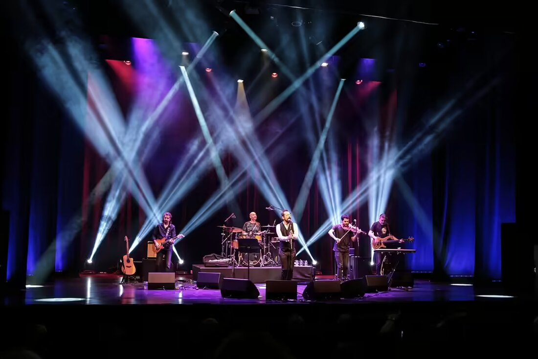 Erleben Sie ein unvergessliches Konzert mit ZiB-Sprecher Tobias Pötzelsberger im Treibhaus, wo charmanter Wohlfühlpop die Sorgen des Alltags vertreibt. Ein Abend der musikalischen Entspannung!