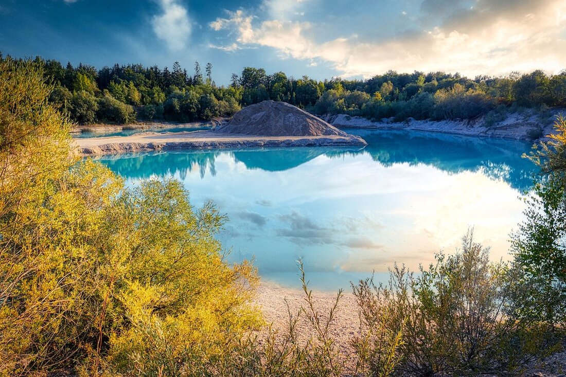 Ein tragischer Tauchunfall ereignete sich in einem oberösterreichischen See, als ein Berufstaucher beim Einsammeln von Golfbällen tödlich verunglückte. Rettungskräfte konnten nur noch seinen Tod feststellen.