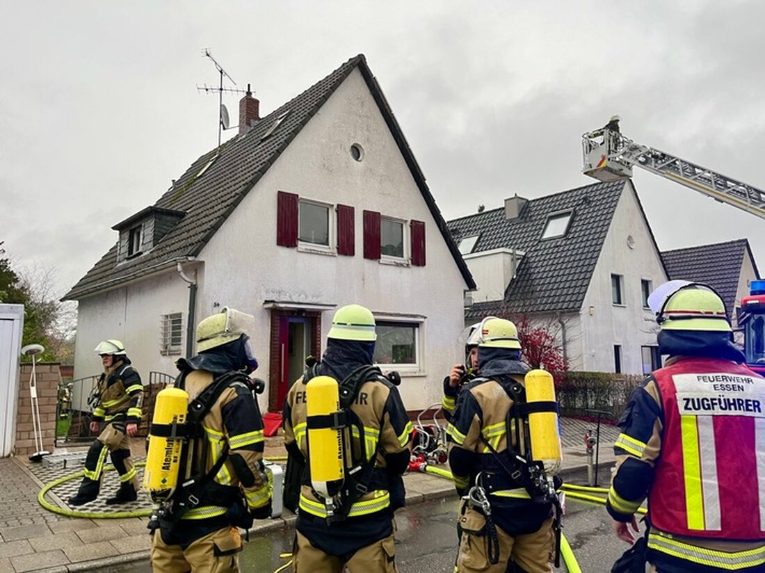In Essen-Stadtwald brannte ein Einfamilienhaus, ein Hund konnte nur noch tot geborgen werden. Brandursache wird ermittelt.