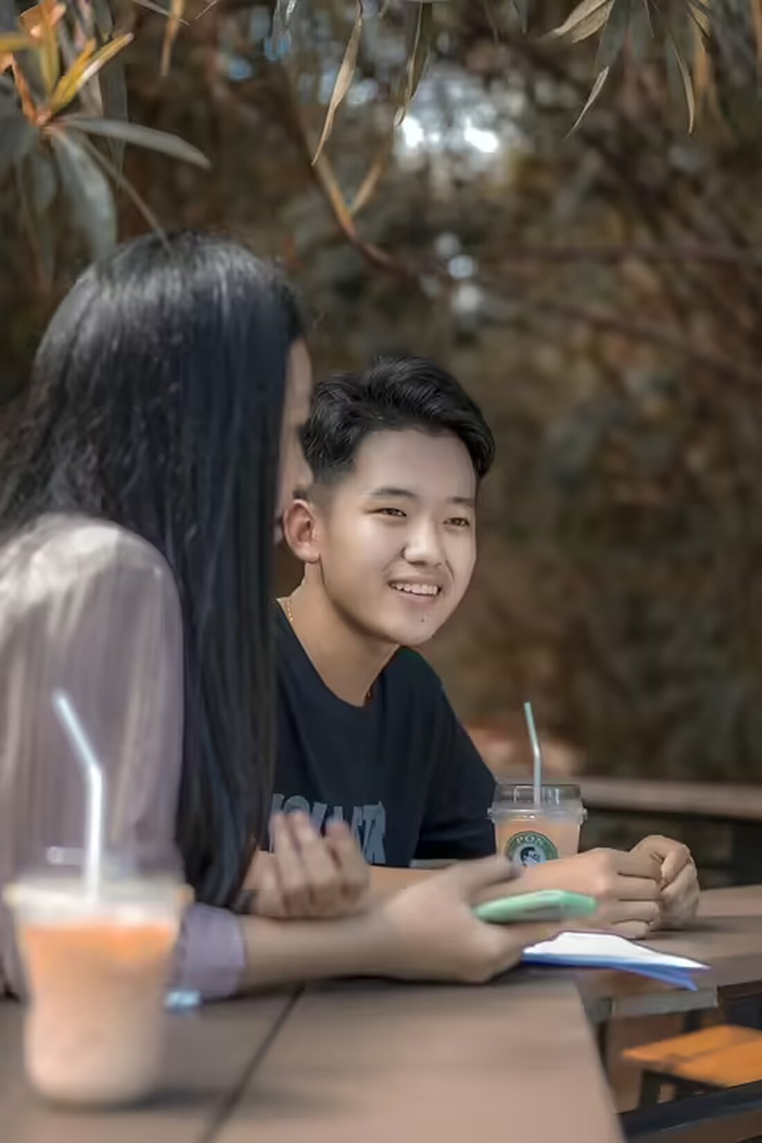 Ein 18-jähriger U-Bahn-Surfer erlag nach einem Unfall in Wien seinen Verletzungen. Ein beteiligter Jugendlicher berichtet von den tragischen Ereignissen und warnt vor den Gefahren dieser riskanten Aktionen.