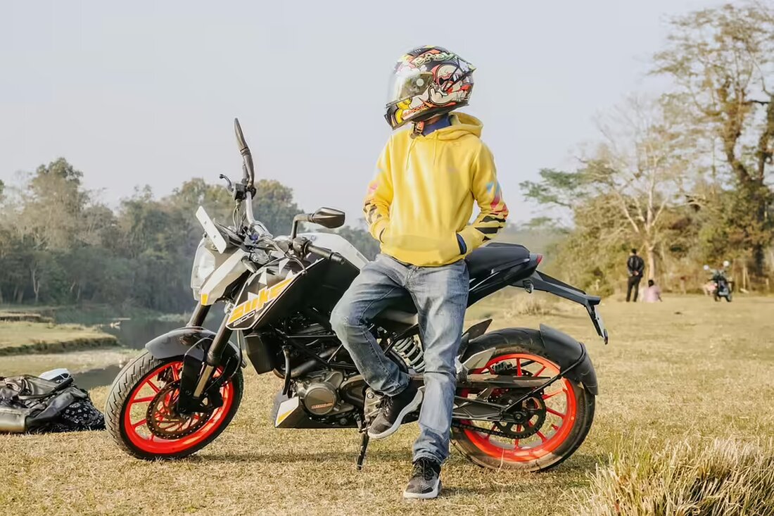 Ein Traktorunfall in Loosdorf führte zu schweren Verletzungen des Fahrers, der sich durch ein Waldstück kämpfte und schließlich Rettung fand. Details zur Bergung und Unterstützung durch Passanten.