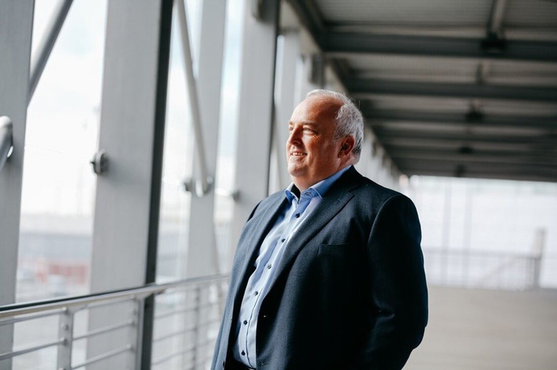 Nach dem Trump-Sieg analysieren Experten, welche Aktien wie Tesla und Coinbase profitieren könnten. Strategien für Anleger und Marktprognosen.