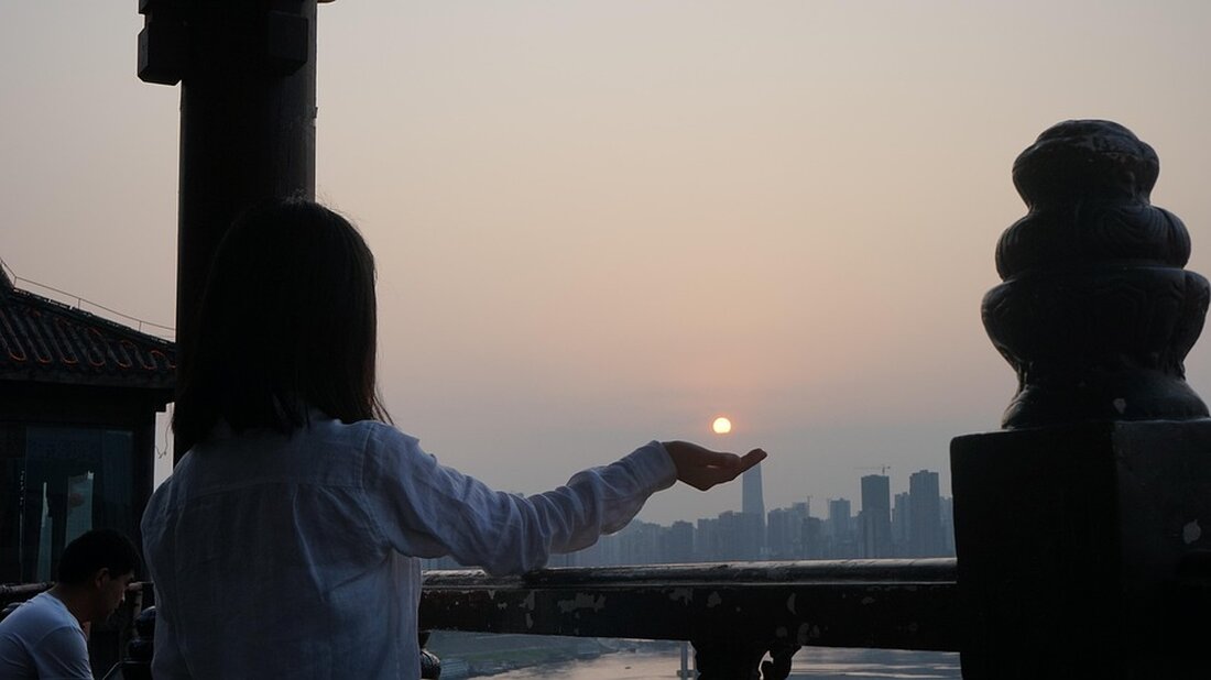 Trump gestattete den Verkauf von KI-Chips an China, doch die Reaktion aus Peking war reserviert. Während China nach Selbstständigkeit strebt, bleibt die US-Technologie weiterhin begehrt.