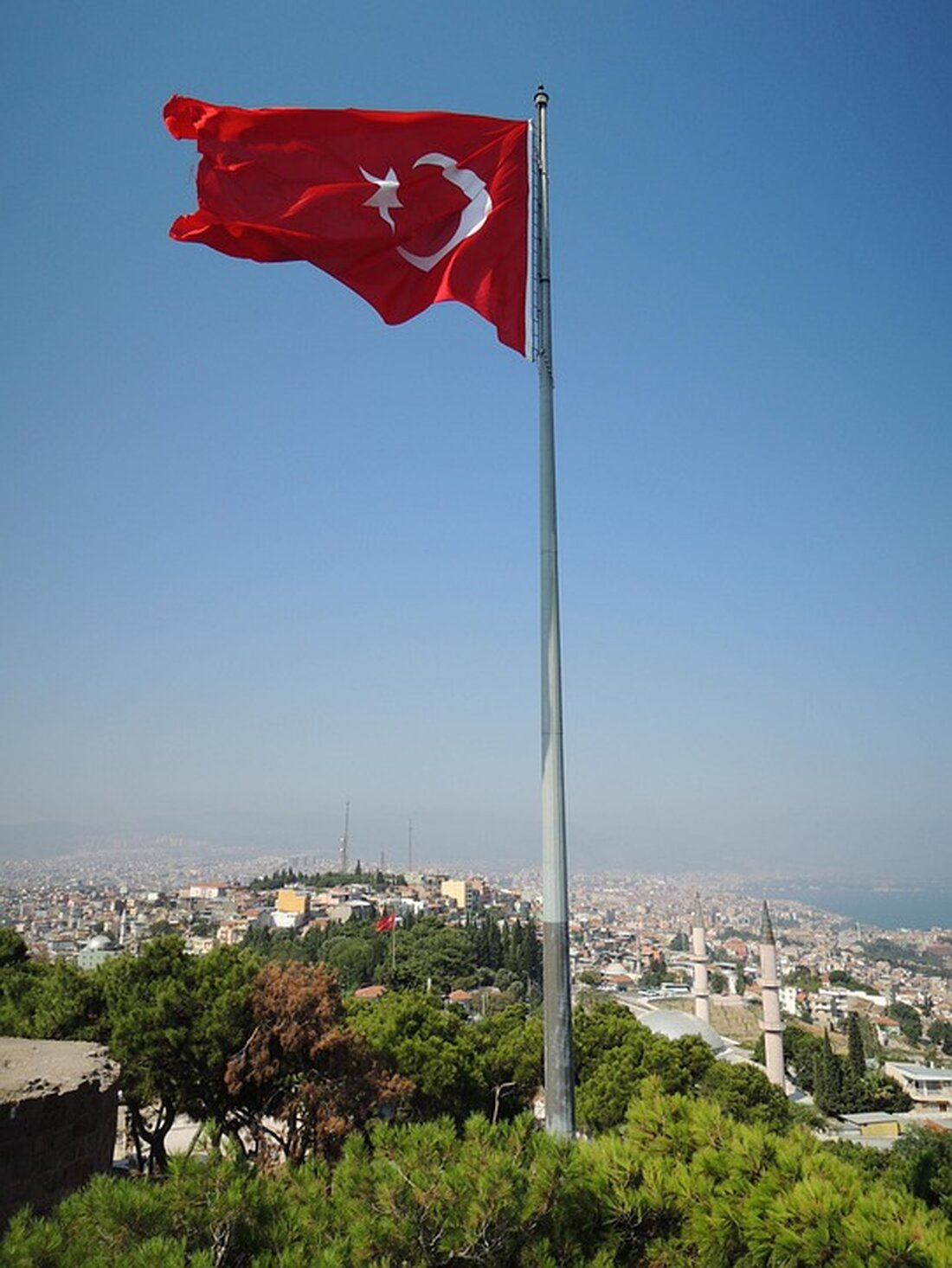 Türkische Behörden verschärfen den Zugriff auf die oppositionell geführte Istanbuler Gemeinde. Nach Korruptionsvorwürfen wurden 30 Personen festgenommen, darunter führende CHP-Politiker.