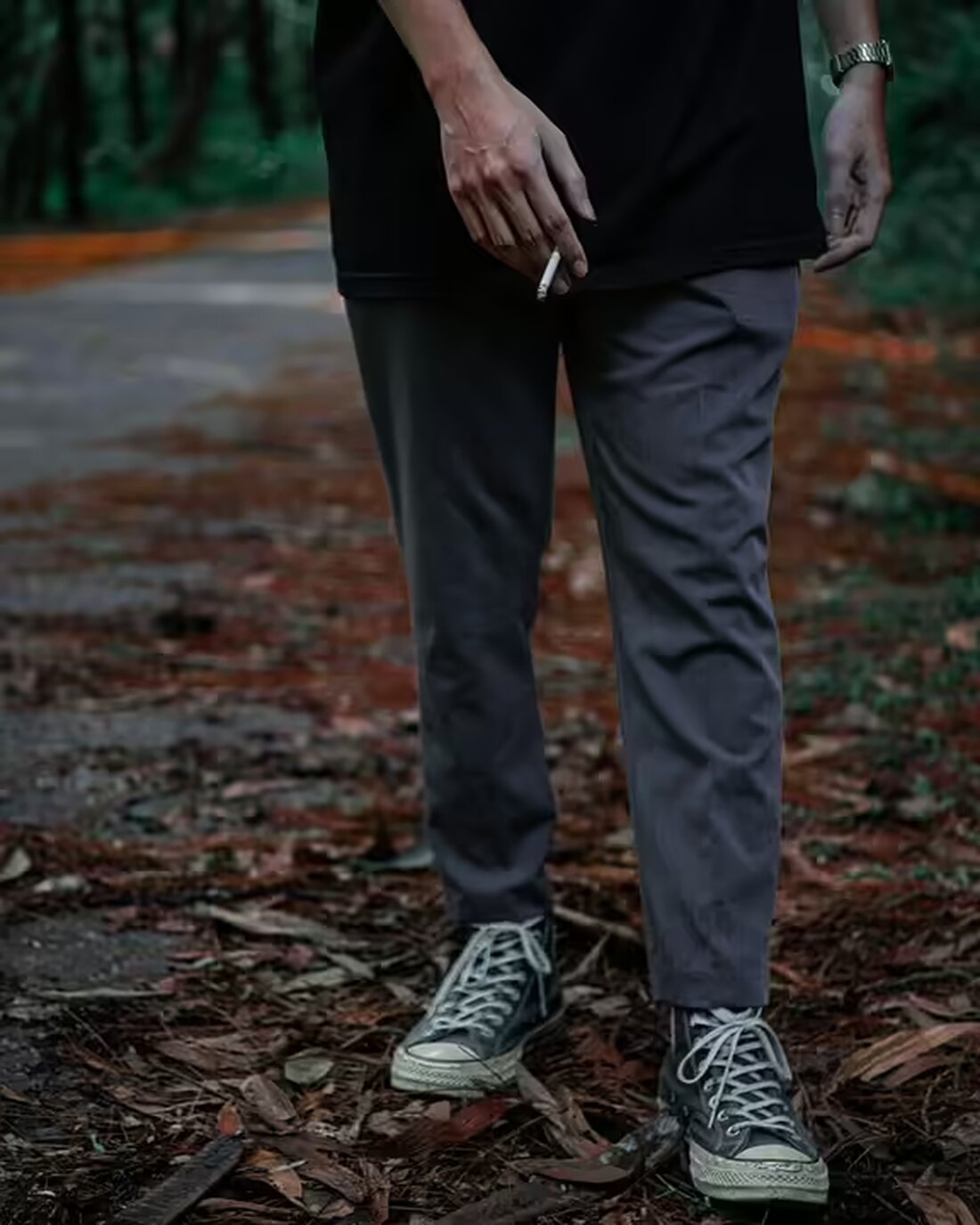 Eine 19-jährige Frau wurde am Charlottenplatz in Weingarten brutal von drei Männern angegriffen. Die Polizei bittet um Hinweise, um die Täter zu ermitteln. Details im Artikel.