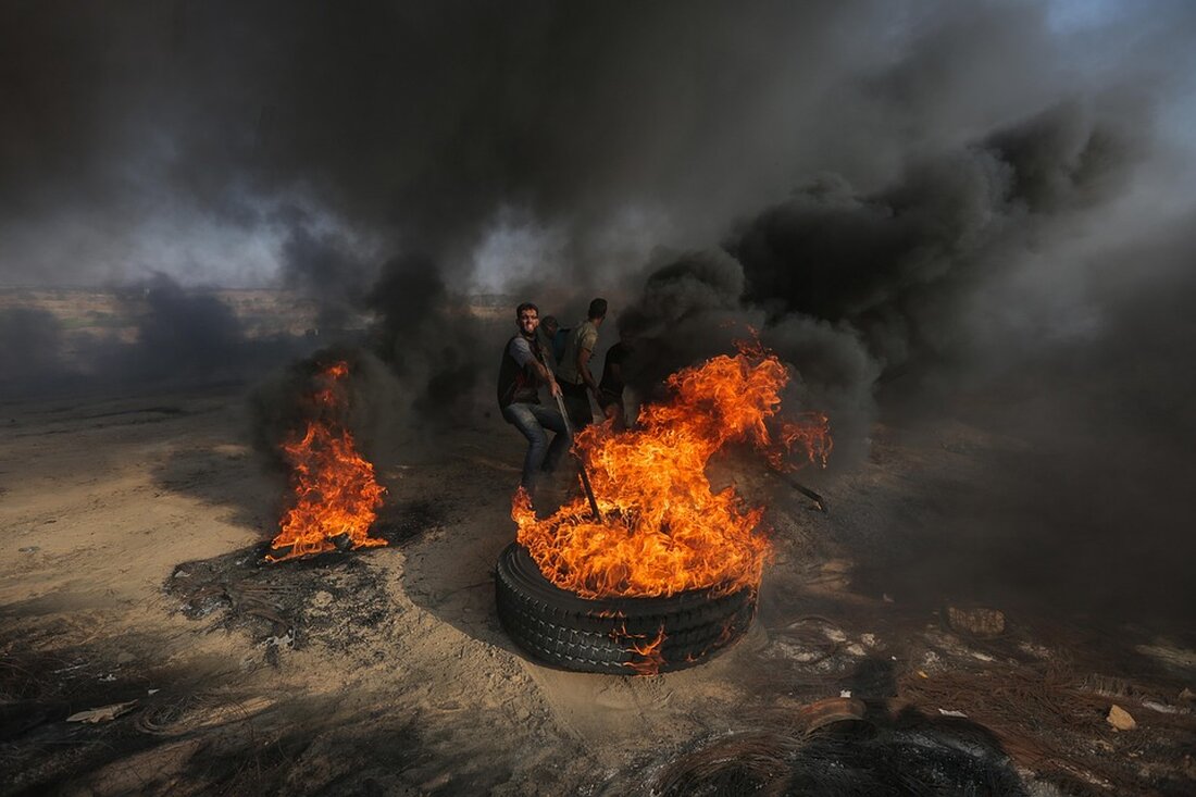 Eine neue, israelisch unterstützte Hilfsorganisation in Gaza vergibt ohne Sicherheitsüberprüfungen Hilfsgüter, trotz der Befürchtungen, dass dies Hamas unterstützen könnte. Die Situation wirft Fragen auf.