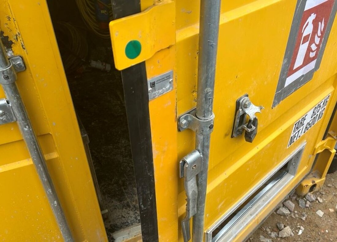 Unbekannte brechen Baucontainer an der B10/LD-Nord auf und entwenden Materialien. Polizei sucht Zeugen zur Klärung des Vorfalls.