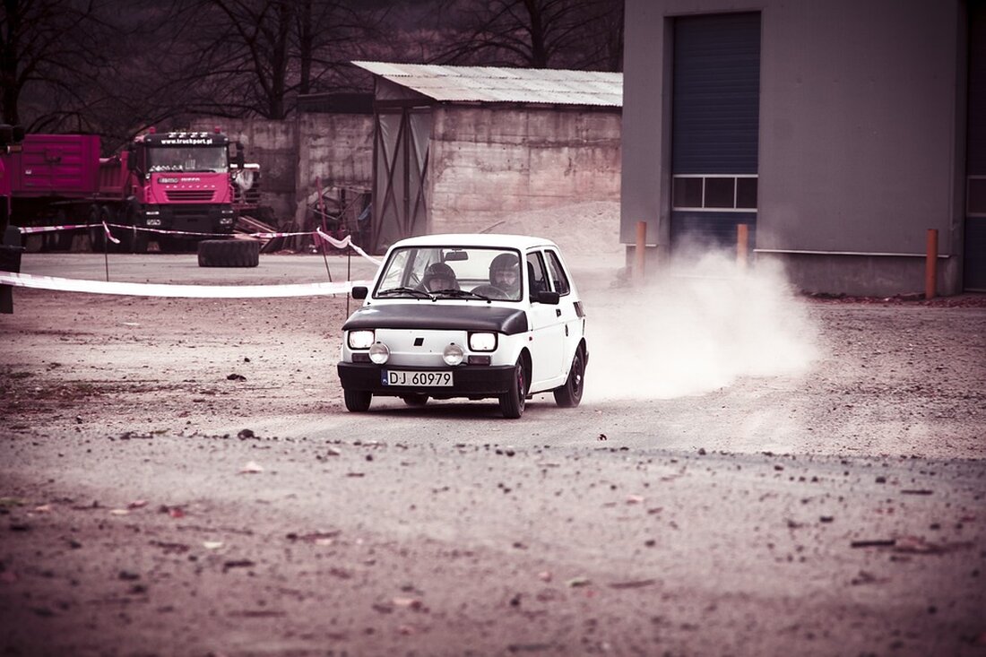 In Bad Leonfelden kam am Samstagmorgen ein Auto von der B126 ab und blieb auf der Seite liegen. Zwei Personen wurden verletzt und ins Krankenhaus gebracht. Feuerwehr sicherte die Bergung.