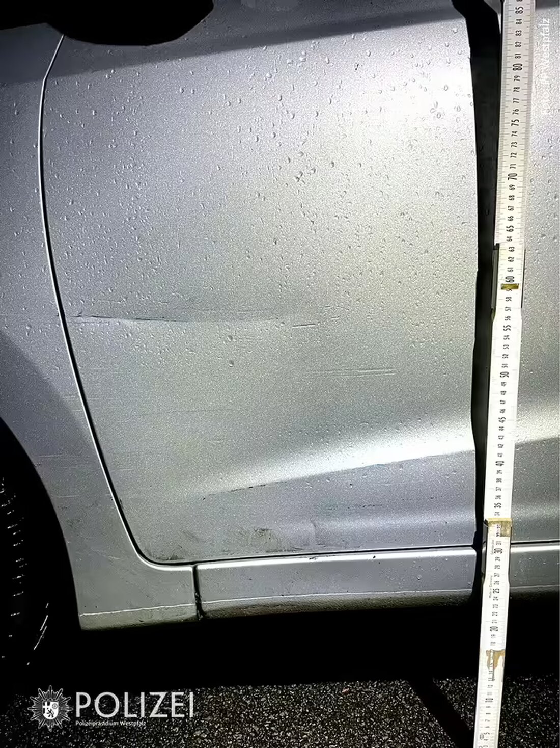 Eine unbekannte Person verursachte einen Unfall in der Pfaffstraße, Kaiserslautern, und flüchtete mit einem Opel Corsa. Hinweise erbeten.