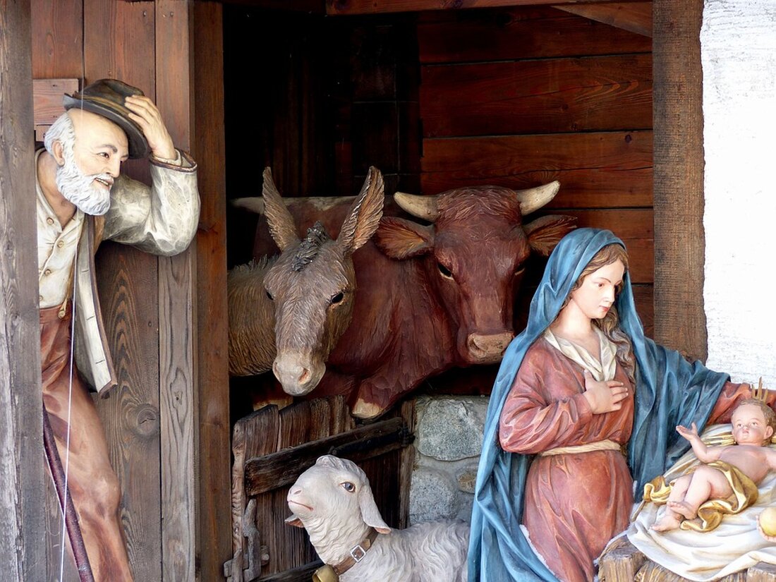 Erleben Sie den festlichen Adventmarkt in Uttendorf am 30. November mit Handwerksausstellung, kulinarischen Köstlichkeiten, dem Nikolaus und dem spektakulären Perchtenlauf!