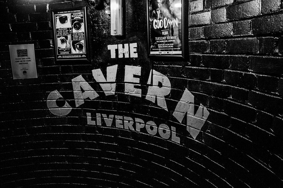 Der Verdächtige des Auto-Rammens in Liverpool, das zahlreiche Fans verletzte, trat vor Gericht auf. Er wurde mit schweren Vorwürfen konfrontiert, während die Ermittlungen weitergehen.