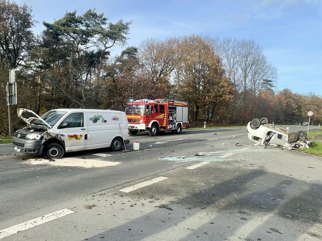 Am 18. November 2024 überschlug sich ein Pkw in Hünxe nach einem Unfall. Eine Person wurde verletzt und ins Krankenhaus gebracht.