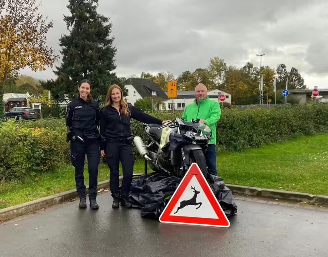 Im Rahmen der Verkehrssicherheitswoche in Stolzenau wurde ein verunfalltes Motorrad präsentiert, um auf Sicherheitsrisiken hinzuweisen.