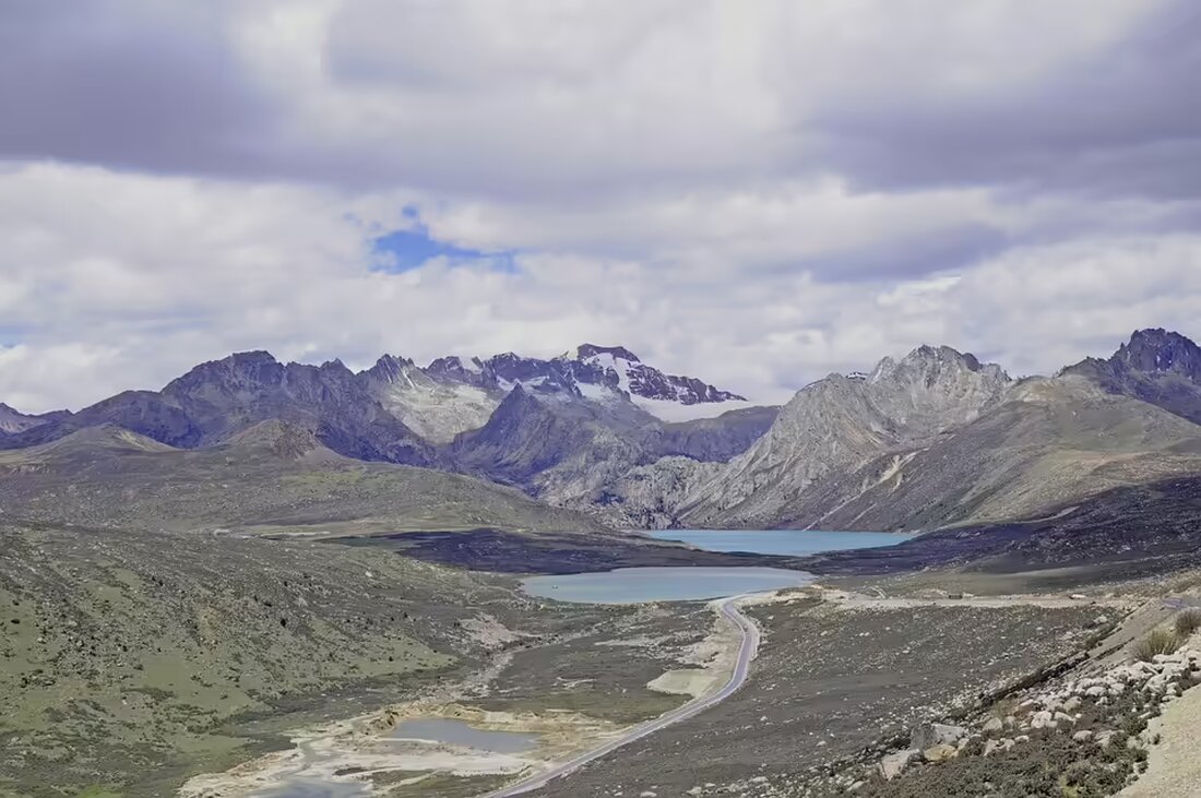 Am Sonntagabend durchbrach ein Auto in Graz-Umgebung einen Schafzaun und landete auf einer Weide. Glücklicherweise blieb der Fahrer unverletzt. Die Feuerwehren übernahmen die Bergung.