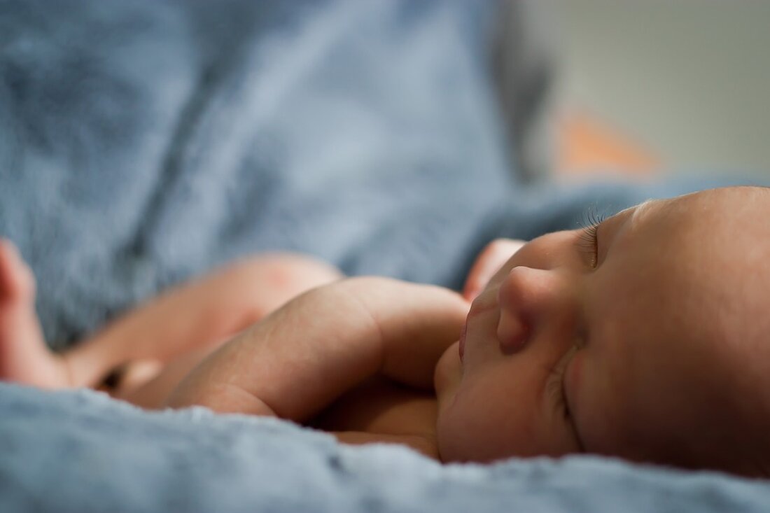 Ein neugeborenes Baby ist aus der Geburtenstation der Klinik Favoriten verschwunden. Polizei und Rettungskräfte suchen intensiv nach dem Kind. Besorgte Eltern erhalten psychologische Betreuung.