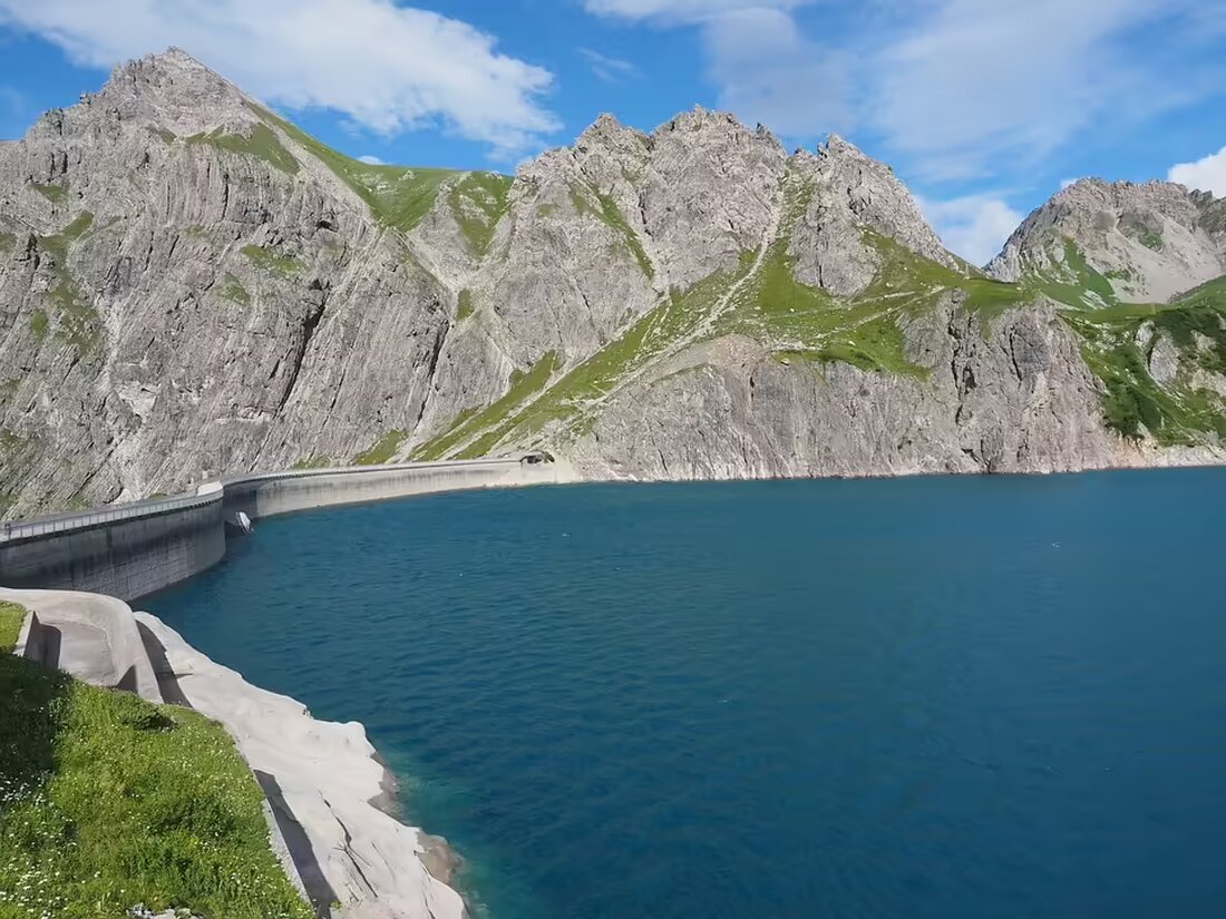 Vorarlberg erfährt mit der neuen Koalition aus ÖVP und FPÖ eine politische Wende. Die einvernehmliche Entscheidung markiert das Ende der Zusammenarbeit mit den Grünen und gibt einen Ausblick auf die Regierungsarbeit bis 2029.