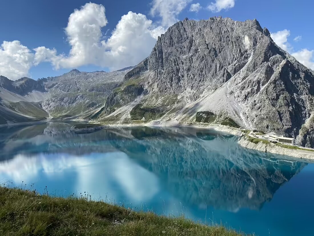 In Vorarlberg sorgte ein gefährlicher Vorfall für Aufregung: Zwei Teenager setzten beim Spielen mit Benzin und Feuerzeug ihr Moped in Brand. Ein Schockmoment, der zur Gefahr wurde.
