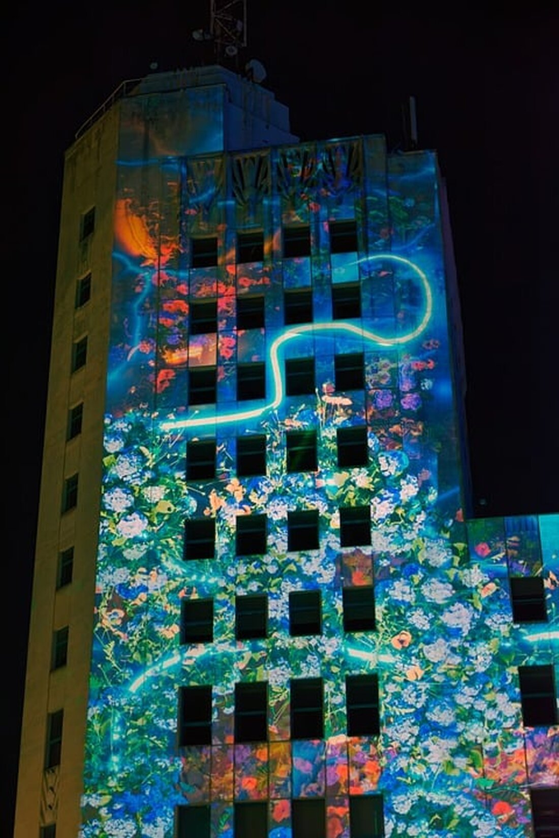 Erleben Sie die faszinierende Lichtshow "Light of Creation" in der Votivkirche Wien! Am 29. November wird das Monument spektakulär beleuchtet. Seien Sie dabei und lassen Sie sich verzaubern!