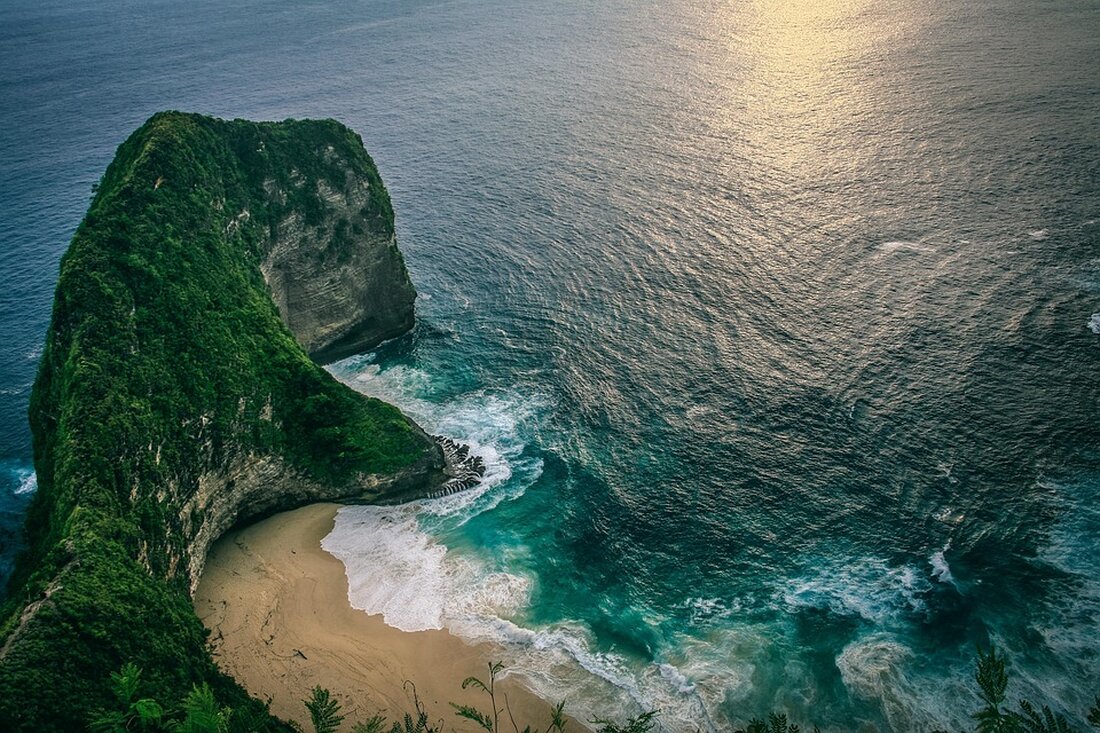 Erfahren Sie, warum Victoria Kjos, eine US-Amerikanerin, Bali als neues Zuhause wählte. Entdecken Sie ihre Suche nach einem sinnvollen Leben und die kulturellen Unterschiede, die sie in Indonesien fand.
