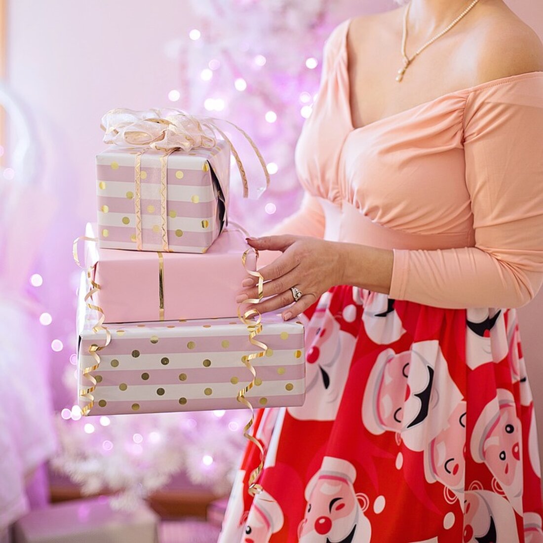 Die Johanniter sammeln bis 20. Dezember Geschenkpakete für bedürftige Familien und Kinder. Unterstützen Sie arme Regionen mit Lebensmitteln und kleinen Geschenken. Jetzt mitmachen!