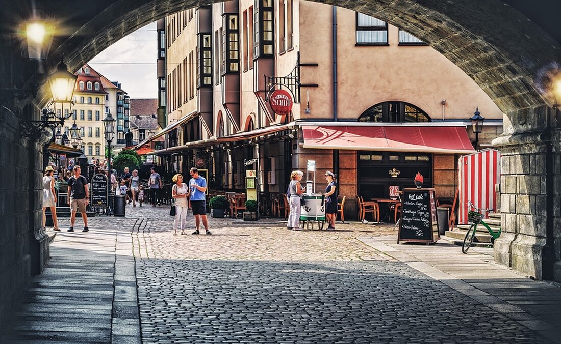 Entdecken Sie den festlichen Weihnachtsmarkt am Marktplatz Kremsmünster am 29. und 30. November mit Glühwein, Bratwürstel, einer Tombola und vielen Highlights für die ganze Familie!
