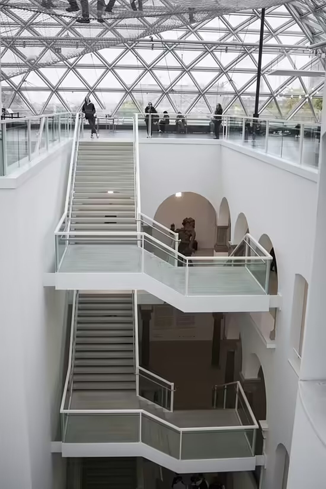 Kunstsammler Werner Trenker erhält den „viennaARTaward“ 2024 für seine herausragende Sammlung renommierter österreichischer Künstler. Ein Meilenstein in seiner 15-jährigen Sammlertätigkeit!