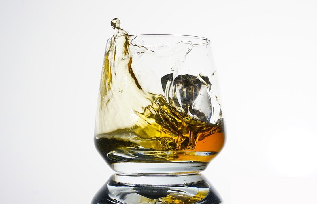 Erleben Sie mit „Whiskey and Sugar“ eine einzigartige Bestattungskomödie im tww Guntersdorf! Zwei Schauspielerinnen sorgen für Humor und österreichisches Flair – ein unvergesslicher Abend erwartet Sie!