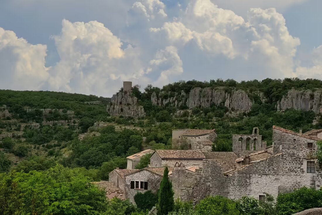 Stefan Mayerhofer, Caritas-Schüler aus Bad Ischl, baut im Fachprojekt Barrieren beim Lesen ab. Durch gezielte Buchauswahl fördert er das Leseverständnis eines 58-jährigen Bewohners.