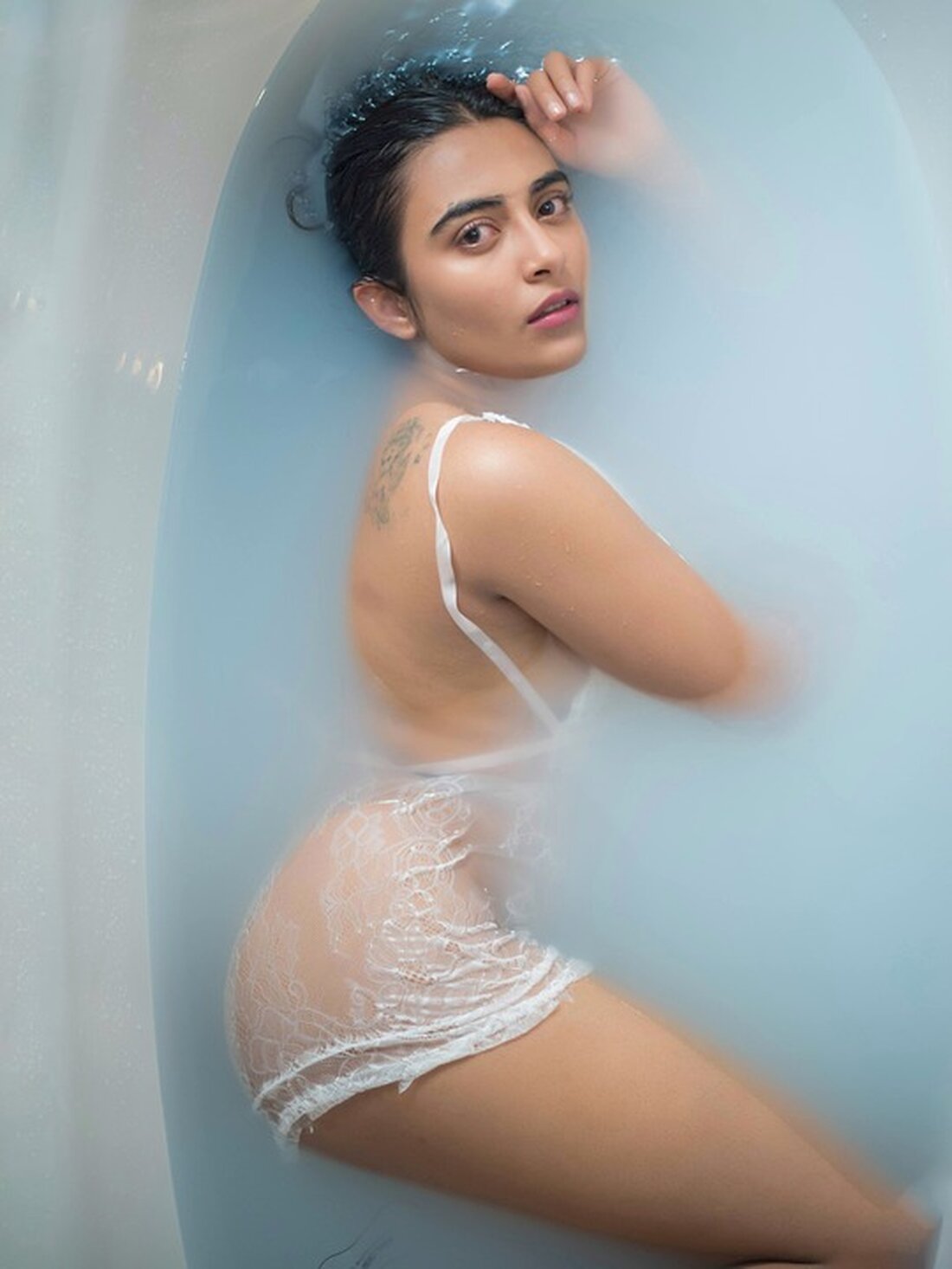 Erfahren Sie, wie Andreas Gabalier seinen Hit „I sing a Liad für di“ in einer Badewanne nach einer feuchtfröhlichen Nacht in Graz inspiriert wurde. Ein Blick hinter die Kulissen eines Schlagerklassikers!