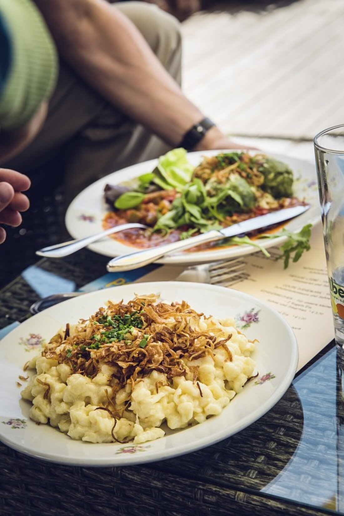 Aida, die Wiener Traditionskonditorei, eröffnet ihre erste Filiale außerhalb Europas in Jeddah, Saudi-Arabien. Ab 15. November verwöhnt sie Reisende mit köstlichem Kuchen und Kaffee.