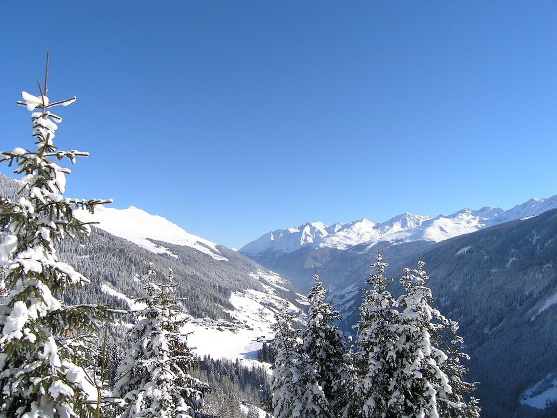 Entdecken Sie, wie die Paznaun – Ischgl Crew in der Wintersaison 2024/25 MitarbeiterInnen fördert! Profitieren Sie von exklusiven Benefits, Weiterbildungen und spannenden Freizeitaktivitäten.