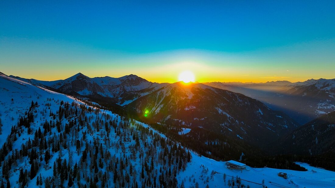 Entdecke die Winterfreuden am Goldeck: Ideal für Skifahrer, Winterwanderer und Familien. Die moderne Goldeckbahn erleichtert den Zugang zu einem unvergesslichen Wintererlebnis!