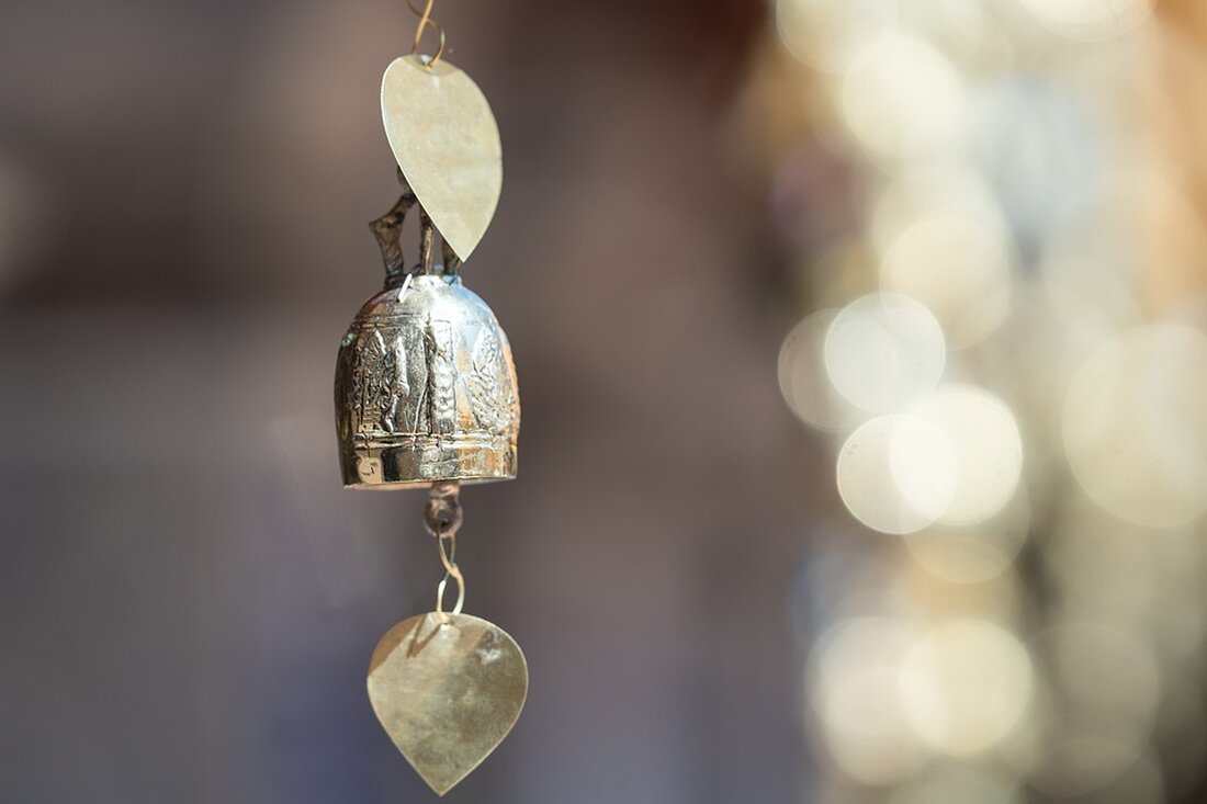 Der Weihnachts-Wünschebaum im Villacher Rathaus bringt Licht ins Dunkel. Helfen Sie, Herzenswünsche zu erfüllen und Freude zu schenken! Geschenke bis 10. Dezember abgeben. 💝🎄