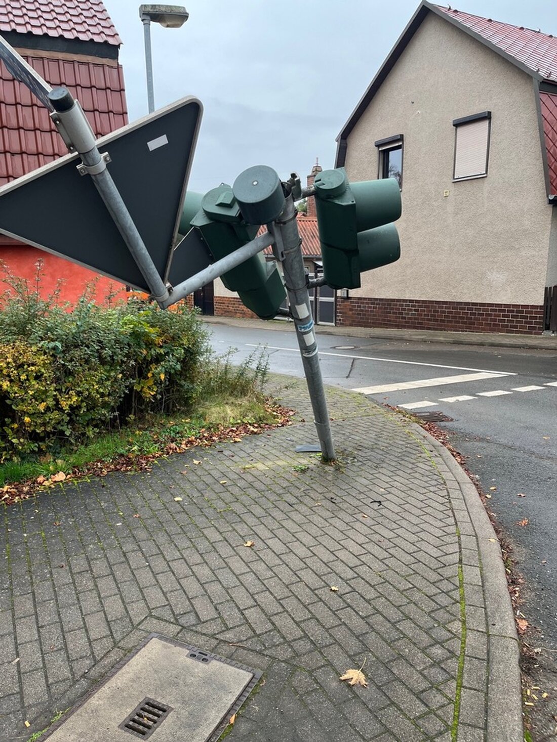 Nach einem Verkehrsunfallflucht in Linderbach sucht die Polizei Zeugen. Ein LKW beschädigte zwei Ampeln. Hinweise erbeten!