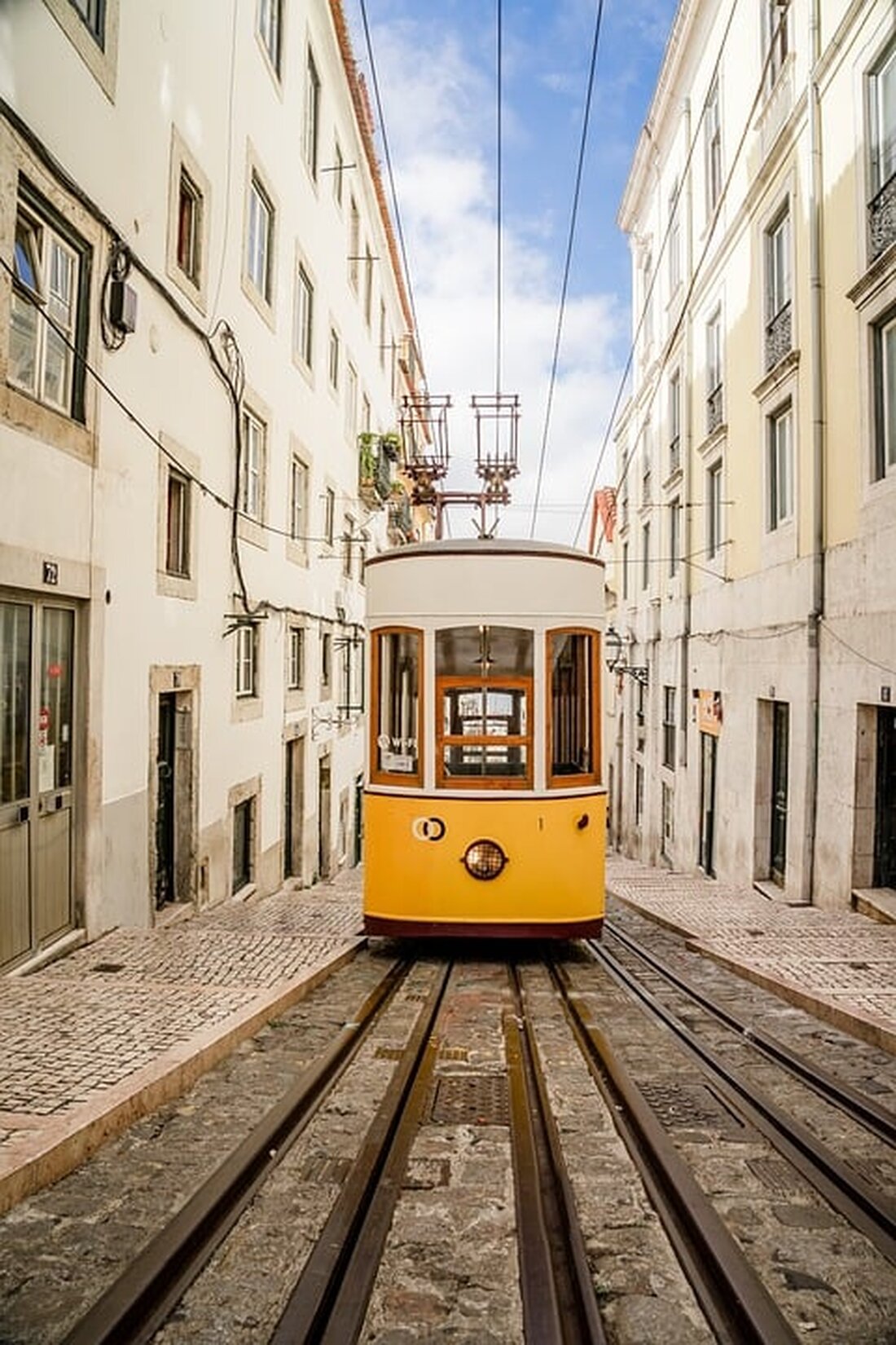 Am 18. November ereignete sich ein Verkehrsunfall zwischen einer Straßenbahn und einem Pkw an der Haltestelle „Hochhaus Schützenstraße“. Zeugen werden gebeten, sich zu melden.