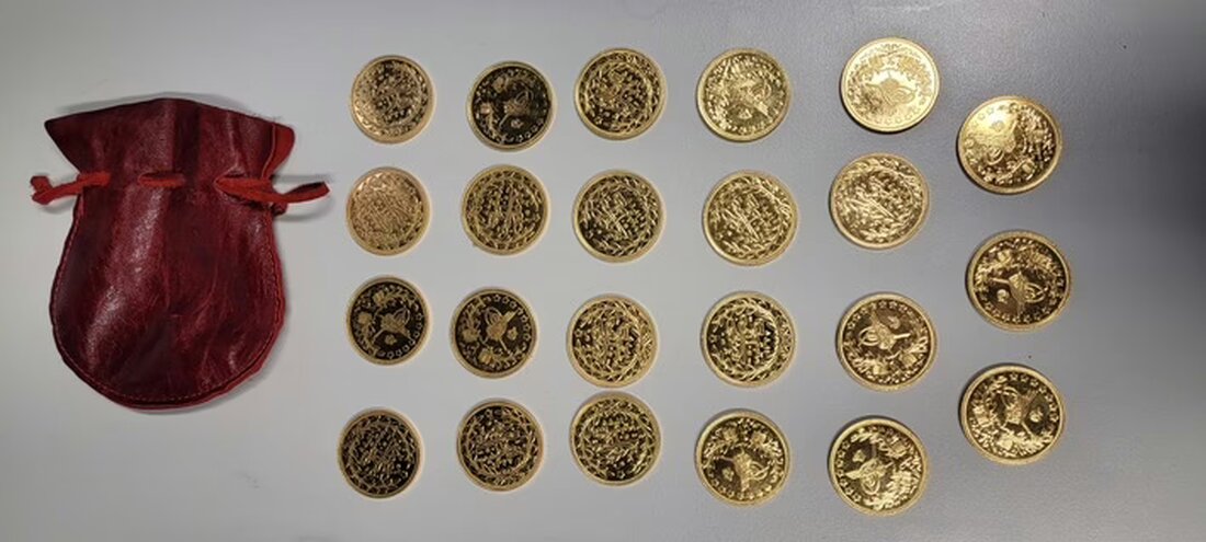 Stuttgarter Zoll stoppt Reisende: Falschanmeldung von 23 Goldmünzen entdeckt, Wert 67.000 Euro. Ermittlungen laufen.