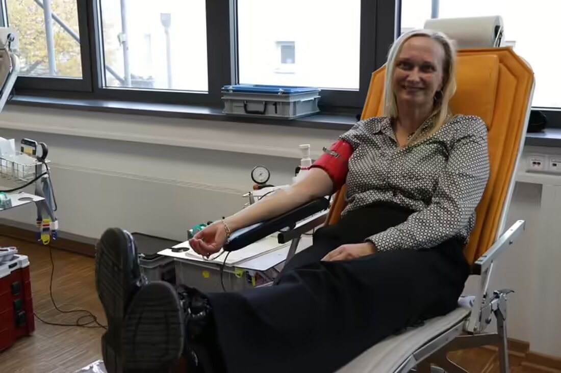Beim Hauptzollamt Bielefeld fand eine erfolgreiche Blutspende-Aktion statt: 82 Beschäftigte spendeten 34 Liter Blut, darunter 41 Erstspender.