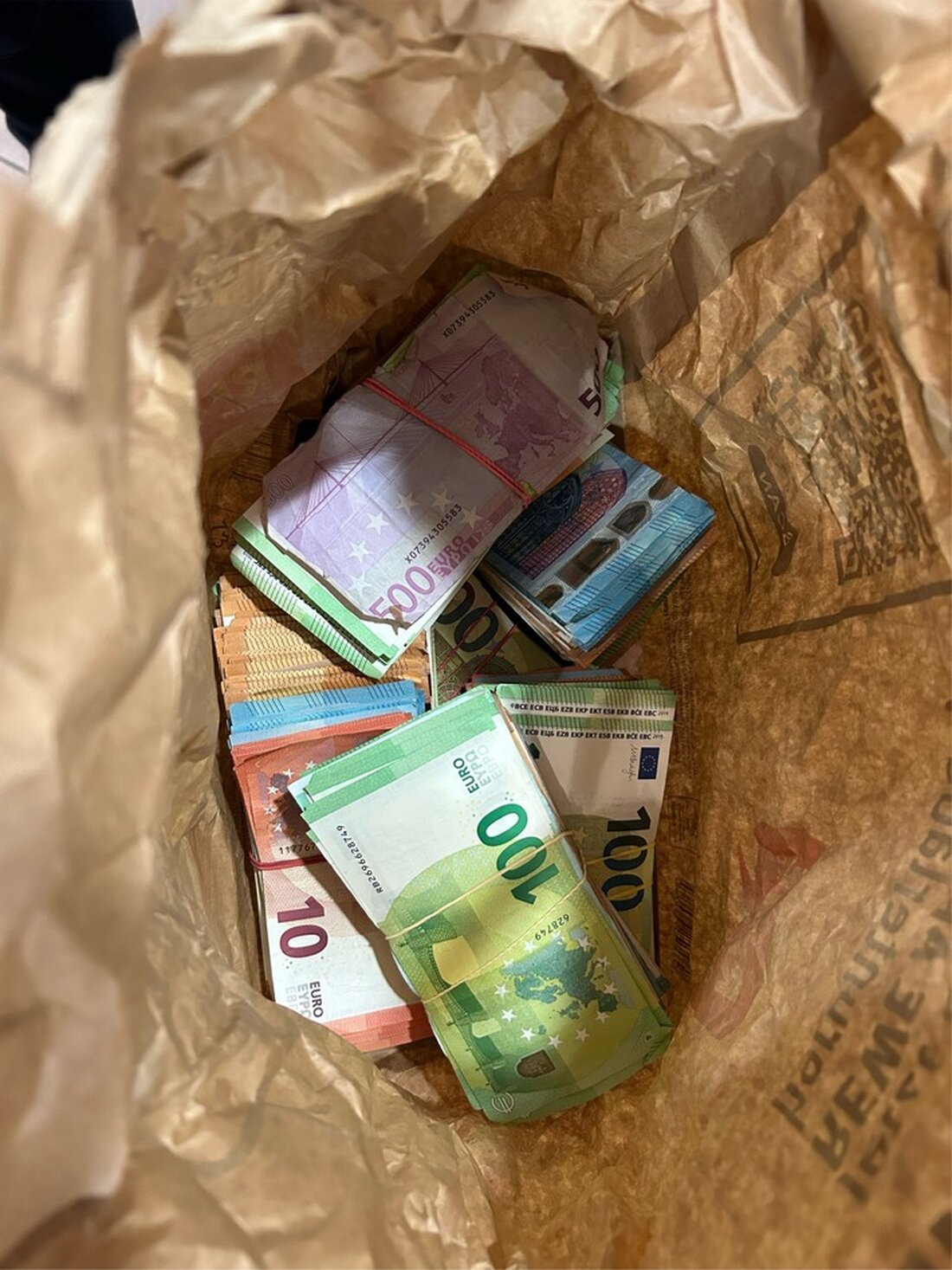 Zollbeamte entdeckten 57.800 Euro Bargeld in einem Rucksack bei einer Fahrzeugkontrolle auf der A3 bei Schweinfurt.