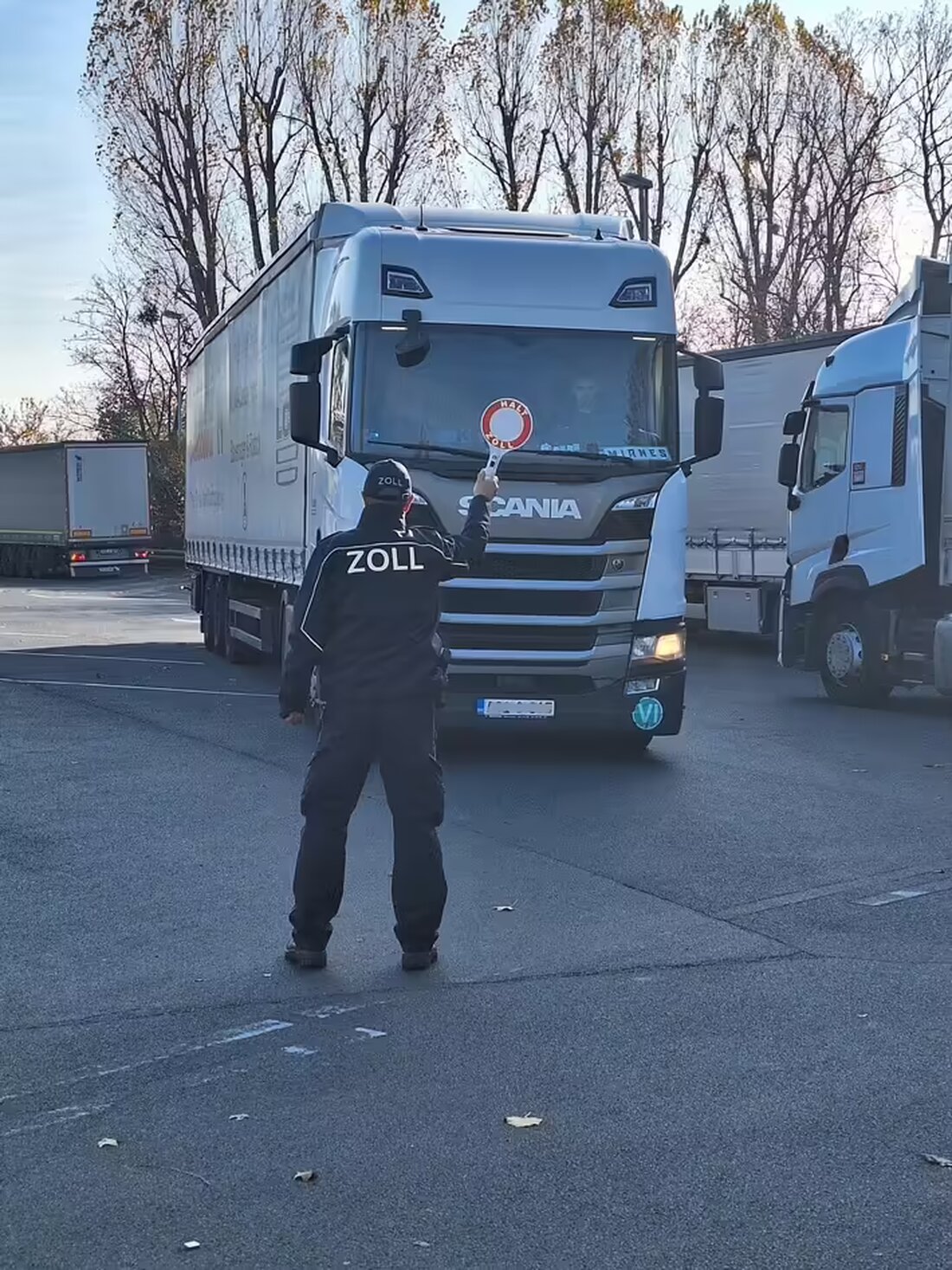 Zollprüfungen in Dresden, Leipzig und Ostsachsen: 100 Beamte kontrollierten Speditionen und Transportdienste auf Schwarzarbeit.