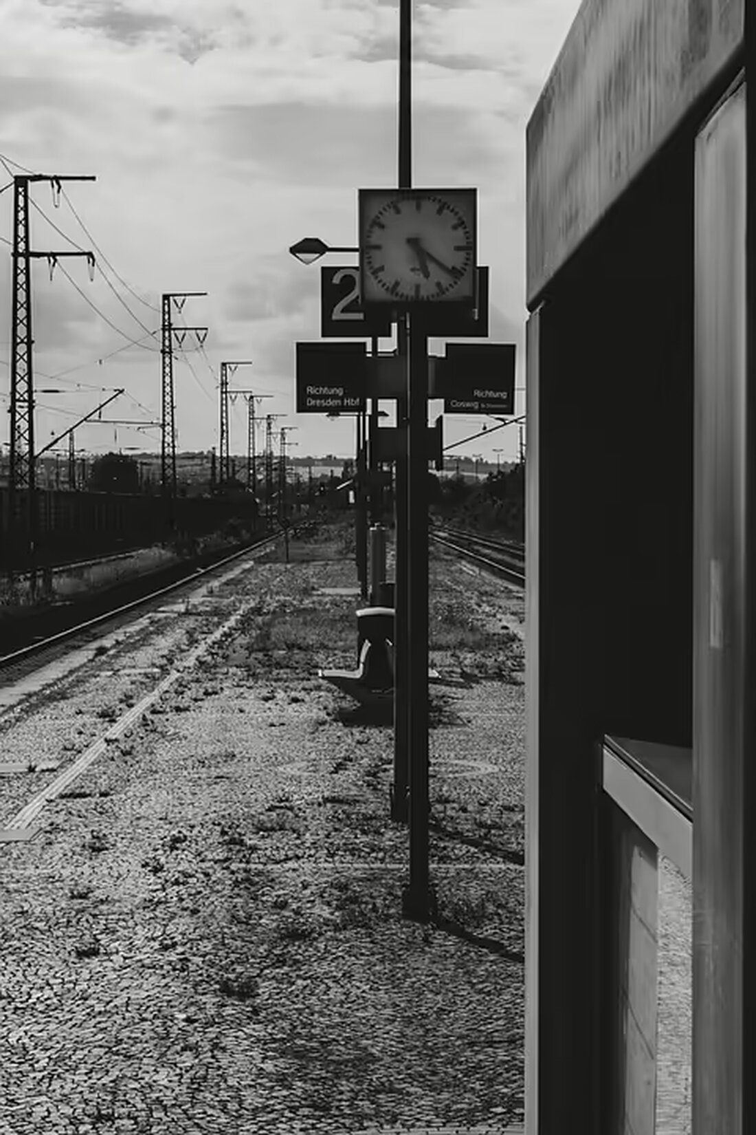 Störungen im Zugverkehr in Wien: Am Dienstagnachmittag kam es aufgrund eines Gleisschadens und einer beschädigten Brücke zu Ausfällen und Verspätungen. Erfahren Sie mehr über die Hintergründe.