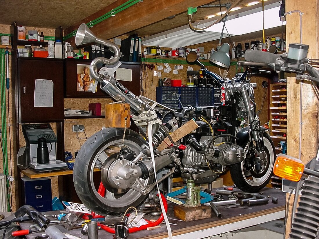 Entdecken Sie, wie Studierende der Modeschule Ebensee am Traunsee jungen Menschen handwerkliche Fähigkeiten und Werte vermitteln. Ein spannender Workshop zu Laufsteg und Modezeichnen!