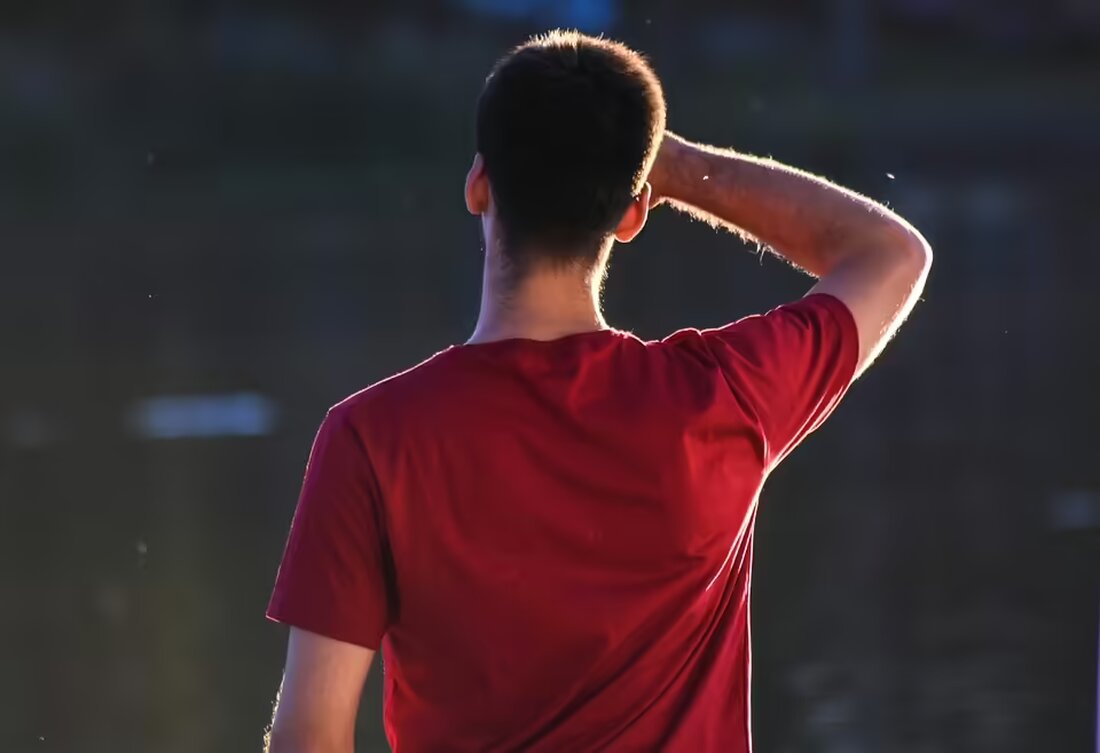 Andreas Gabalier erinnert sich an sein peinliches erstes Mal in der Showbiz-Welt. Beatrice lästert über seine Frisur und das ungeeignete Outfit. Ein Blick auf persönliche Anekdoten und nostalgische Momente.