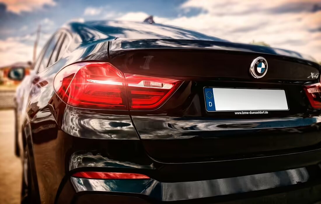 Bei einem Unfall in Deutschlandsberg kollidierten zwei Autos am 9. November. Beide Fahrer wurden verletzt und mussten geborgen werden. Weitere Details zu den Rettungsmaßnahmen und der Verkehrssperrung.