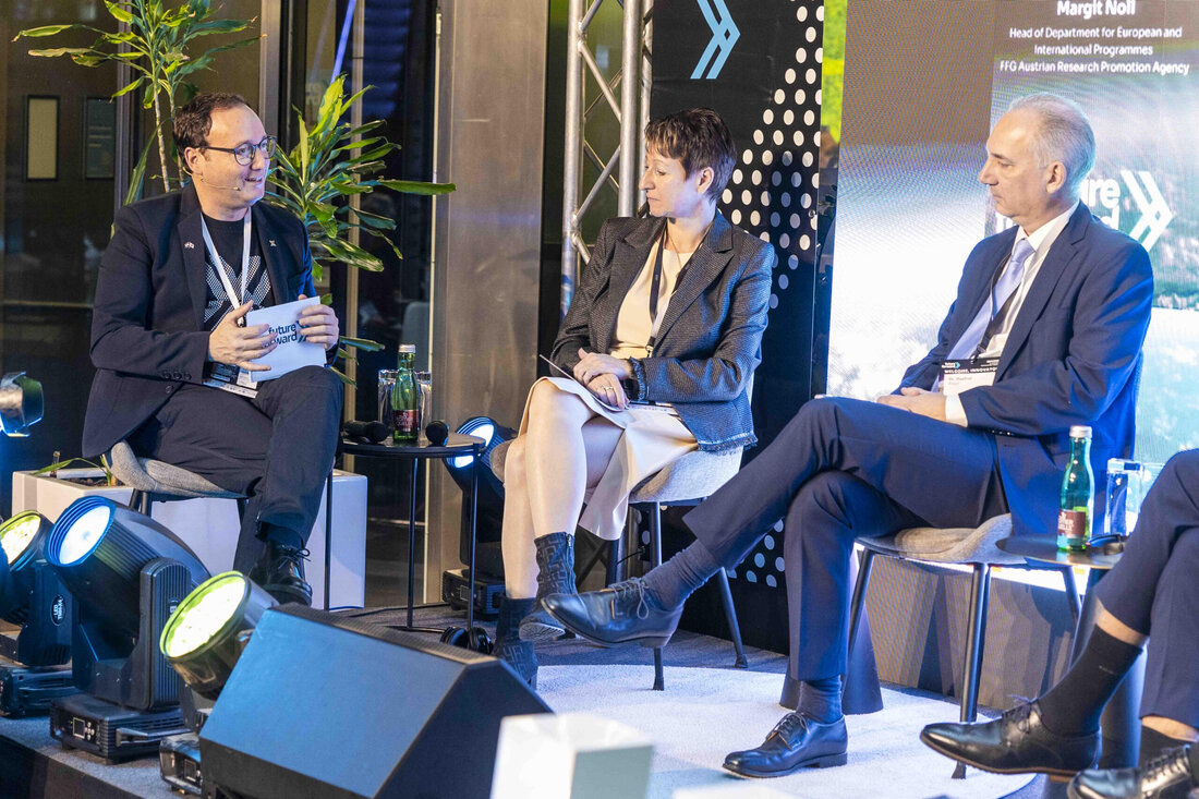 Das Future Forward 2024 in Wien vereinte über 900 Innovatoren, um Zukunftsthemen wie Nachhaltigkeit und KI zu diskutieren.