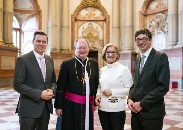 (v.l.) Bürgermeister Christoph Kaufmann, Probst Anton Höslinger, Landeshauptfrau Johanna Mikl-Leitner und Wirtschaftsdirektor Andreas Gahleitner im Marmorsaal des Stift Klosterneuburg.