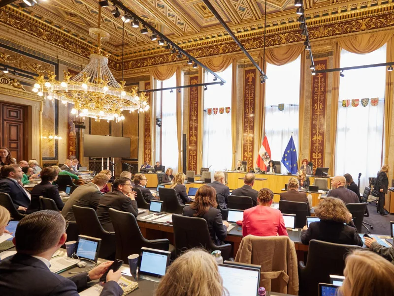 Bundesratspräsidentin Margit Göll (ÖVP) am Präsidium